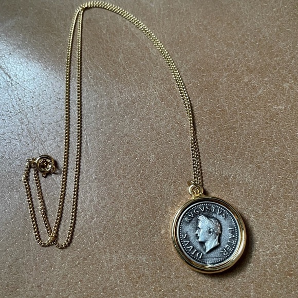 Gold & silver plated Coin charm pendant necklace
Roman coin Augustus vintage - Picture 4 of 6